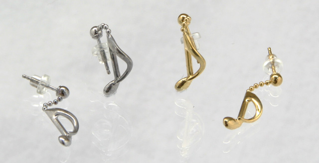 音楽アクセサリー 　シルバーピアス　音符 ギフト