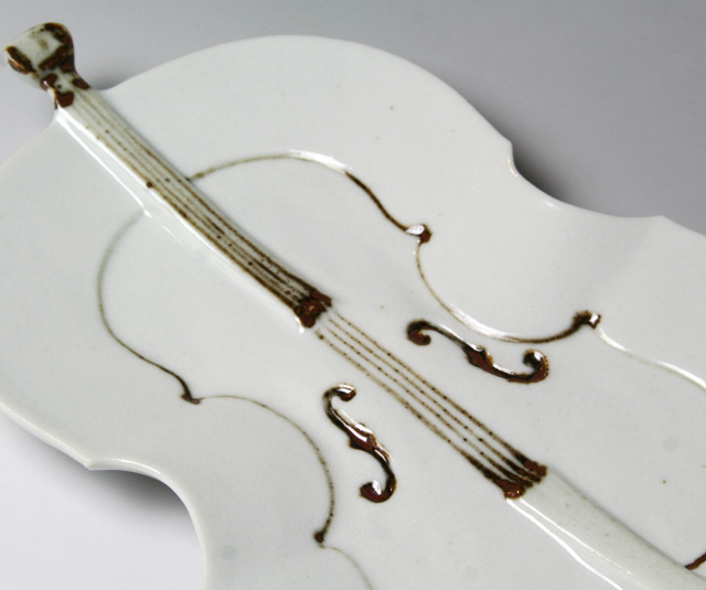 音楽雑貨 九谷焼　磁器 チェロ 皿 弦楽器　鉄絵 染付 ギフト