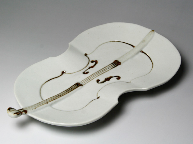音楽雑貨 九谷焼　磁器 チェロ 皿 弦楽器　鉄絵 染付 ギフト