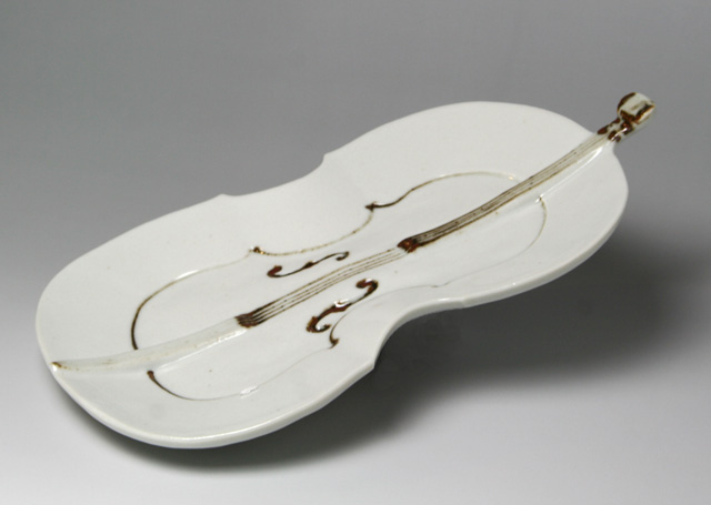 音楽雑貨 九谷焼　磁器 チェロ 皿 弦楽器　鉄絵 染付 ギフト