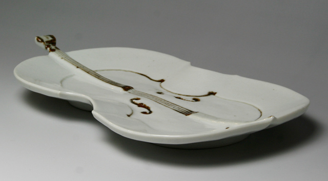 音楽雑貨 九谷焼　磁器 チェロ 皿 弦楽器　鉄絵 染付 ギフト