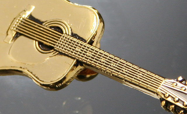 ブローチ フォークギター 音楽雑貨 音楽アクセサリー 音楽ギフト 音楽グッズ