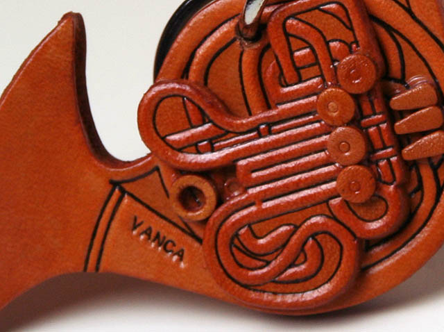 フレンチホルン 金管 本革製 バッグチャーム 音楽雑貨 音楽グッズ 音楽ギフト 楽器グッズ