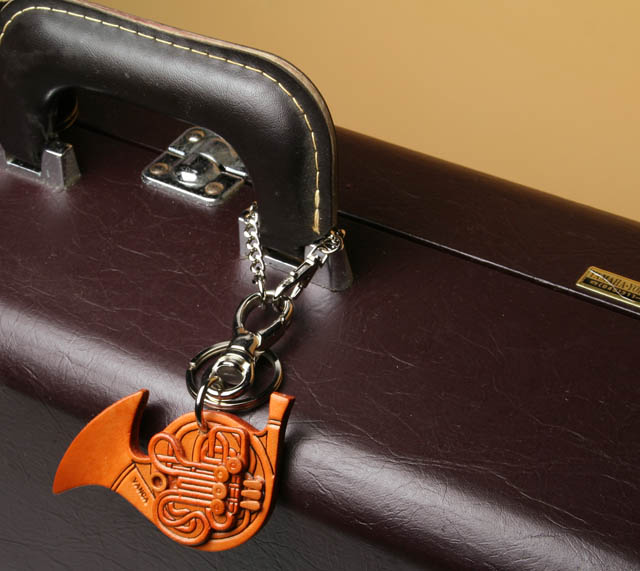 フレンチホルン 金管 本革製 バッグチャーム 音楽雑貨 音楽グッズ 音楽ギフト 楽器グッズ