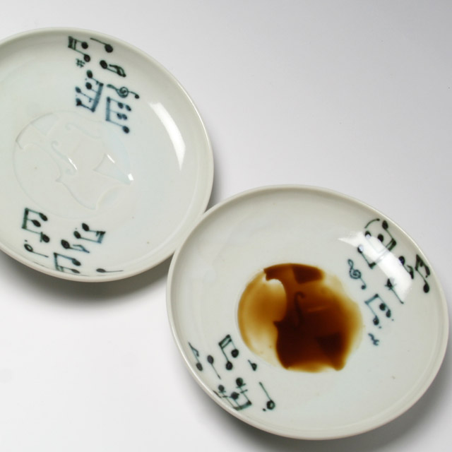 完売品】九谷焼ヴァイオリン醤油皿 《黒呉須 音符》 音楽雑貨
