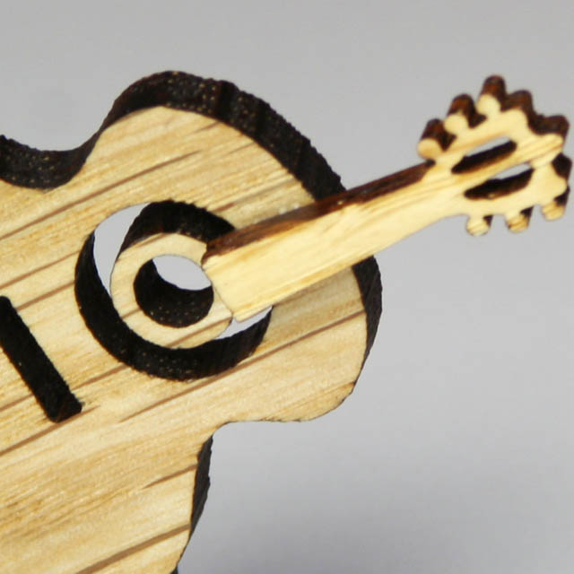 木製ブローチ クラシックギター guitar 音楽雑貨 音楽グッズ 音楽小物