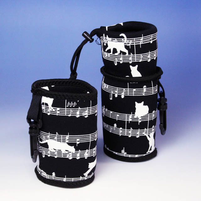 ウェットスーツ素材のペットボトルカバー 楽譜と猫 635723 音楽雑貨